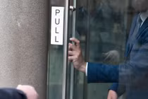 Omicron tồn tại trên các bề mặt lâu hơn các biến thể khác