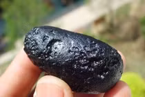 Không nên đeo miếng đá thiên thạch