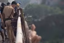 CSGT Hà Nội cứu người phụ nữ dắt con lên cầu Chương Dương định tự tử