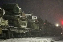 Tăng thiết giáp Ukraine vận tải đường sắt. Ảnh minh họa