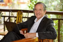 Chuyên gia kinh tế cao cấp Raymond Mallon người Úc.