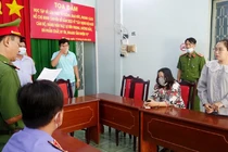 Cơ quan công an thi hành lệnh bắt bị can Phan Huỳnh Trúc Vi để tạm giam.