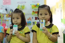 Con được uống sữa học đường, bố mẹ bớt nỗi lo đi học giữa mùa dịch
