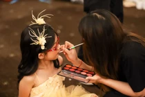 Mẫu nhí Việt trang điểm, ngủ gật ở hậu trường show thời trang