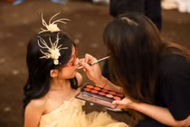 Mẫu nhí Việt trang điểm, ngủ gật ở hậu trường show thời trang