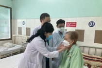 Thăm khám bệnh nhân nữ 62 tuổi sau phẫu thuật nối đoạn hẹp thực quản, tháo bỏ canule thành công 