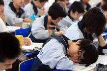 Học sinh cấp 2 và 3 của Trung Quốc luôn đối mặt với lượng bài tập khổng lồ. Ảnh: sohu.com.