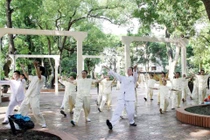 Khí công “nâng trời, ép đất” trị huyết áp thấp