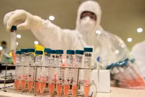 Hà Nội test nhanh nCoV người từ TP HCM đến sân bay Nội Bài