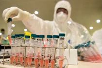 Hà Nội test nhanh nCoV người từ TP HCM đến sân bay Nội Bài