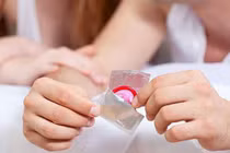 Dùng bao cao su vẫn “dính” bệnh