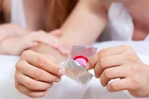 Dùng bao cao su vẫn “dính” bệnh