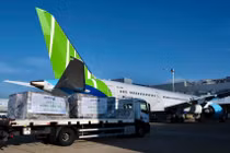 Bamboo Airways vận chuyển miễn phí gần 6 tấn hàng hóa y tế cứu trợ thẳng từ Pháp về Việt Nam