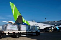 Bamboo Airways vận chuyển miễn phí gần 6 tấn hàng hóa y tế cứu trợ thẳng từ Pháp về Việt Nam