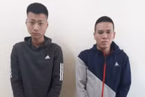 Từ trái qua, 2 đối tượng Tùng và Long tại cơ quan công an.