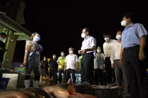 Bí thư Thành Ủy Nguyễn Văn Nên thăm hỏi và lắng nghe ý kiến của các thương nhân chợ Bình Điền.