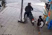 Camera an ninh ghi lại khoảnh khắc cô gái liều mình giành giật lại chiếc xe máy