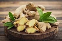 Gừng có vị cay, tính ấm, vào 3 kinh phế, tỳ, vị, có tác dụng tán hàn giải biểu, ấm dạ dày, cầm mửa, tiêu nước, dịu ho, cầm nôn, tiêu đàm, giải độc. Ảnh minh họa