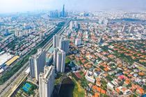 Trước những động thái kiểm soát dòng vốn đổ vào BĐS từ tín dụng và trái phiếu, thị trường đang bắt đầu chậm lại, giao dịch các sản phẩm cao cấp ít dần.