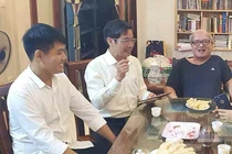 Thầy hiệu trưởng 30 năm ‘cõng’ bạn và duyên gặp gỡ với Ngô Minh Hiếu