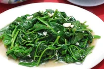 Món ăn bổ máu từ cải bó xôi