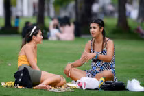 Công viên dưới chân Landmark 81 đông đúc ngày cuối tuần