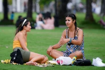 Công viên dưới chân Landmark 81 đông đúc ngày cuối tuần