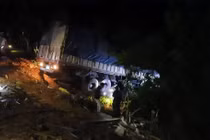 Quảng Bình: Xe tải “san phẳng” nhà dân trong đêm, 5 người thương vong