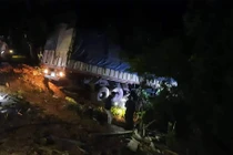 Quảng Bình: Xe tải “san phẳng” nhà dân trong đêm, 5 người thương vong