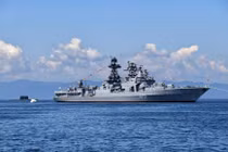 Khu trục Nga và Tuần dương hạm Mỹ "đụng" nhau trên Biển Đông