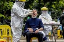 Cận cảnh lấy mẫu dịch xét nghiệm SARS-CoV-2 tại chỗ cho 41 F1, nơi bệnh nhân 243 sinh sống ở Hà Nội