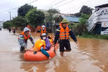 Cảnh sát sử dụng xuồng cao su vào Trường THCS Phan Đình Phùng di chuyển các em học sinh ra đường Lê Lợi