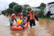 Cảnh sát sử dụng xuồng cao su vào Trường THCS Phan Đình Phùng di chuyển các em học sinh ra đường Lê Lợi