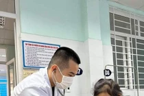 Bé gái 8 tuổi sốc phản vệ sau ăn mì gói