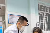 Bé gái 8 tuổi sốc phản vệ sau ăn mì gói