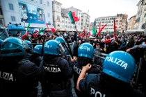 Cảnh sát ngăn chặn người biểu tình tại Ý