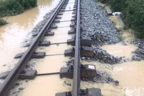 Hủy nhiều đoàn tàu khách qua miền Trung