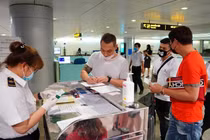 Người từ EU và Campuchia về phải khai báo y tế