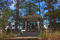 Tấm bia đá giữa cổng trời