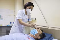 Bác sĩ vệ sinh lại vùng tổn thương cho người bệnh