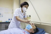 Bác sĩ vệ sinh lại vùng tổn thương cho người bệnh