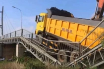 Xe quá tải làm sập nhịp dẫn cầu dây văng Bình Phong Thạnh bắc qua sông Vàm Cỏ Tây.