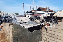 Nhà xưởng đổ sập sau vụ hỏa hoạn.