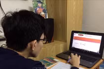 Học sinh trường THPT Việt Đức (Hà Nội) học trực tuyến tại nhà. Ảnh minh họa: TTXVN