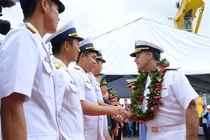 Tàu hộ vệ cập cảng Tiên Sa, Đà Nẵng đón sĩ quan tàu sân bay Mỹ