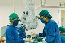  Thay đốt sống nhân tạo phục hồi cột sống 