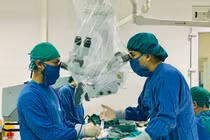  Thay đốt sống nhân tạo phục hồi cột sống 