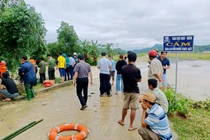 Ba người bị lũ cuốn