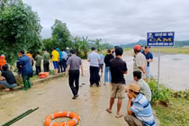 Ba người bị lũ cuốn