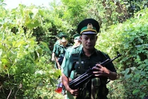 Bộ đội ôm súng AK truy tìm kẻ sát nhân dưới trời nắng 40 độ